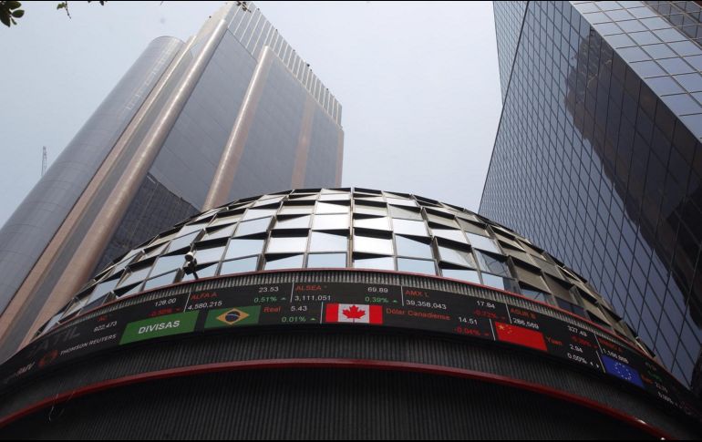 En la jornada, el peso mexicano se depreció un 0.22 % frente al dólar, al cotizar en 17.19 unidades por billete verde, frente a los 17.16 en la jornada anterior, según datos del Banco de México. EFE / ARCHIVO