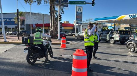El socavón se formó debido a maniobras inadecuadas en una obra que se realiza entre Pléyades y Andrómeda. ESPECIAL/ Policía Vial.
