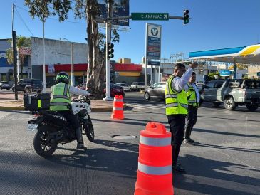 El socavón se formó debido a maniobras inadecuadas en una obra que se realiza entre Pléyades y Andrómeda. ESPECIAL/ Policía Vial.