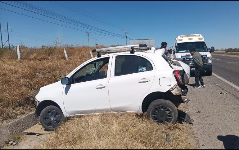 Ambos vehículos terminaron fuera de la vialidad de aquel municipio, con algunos daños. ESPECIAL