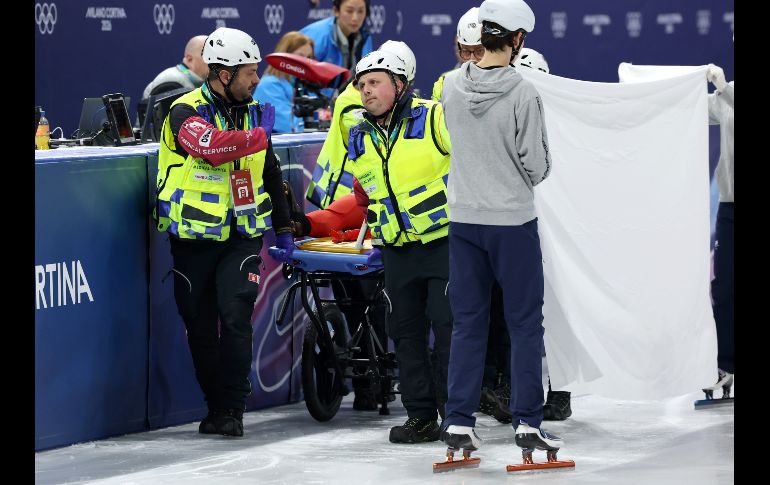 MILAN (Italy), 20/02/2026.- Kamila Sellier of Poland is stretchered off after a fall in the Women's 1500m quarterfinals of the Short Track Speed Skating competitions at the Milano Cortina 2026 Winter Olympic Games, in Milan, Italy, 20 February 2026. (1500 metros, 1500 metros, Italia, Polonia) EFE/EPA/WU HAO