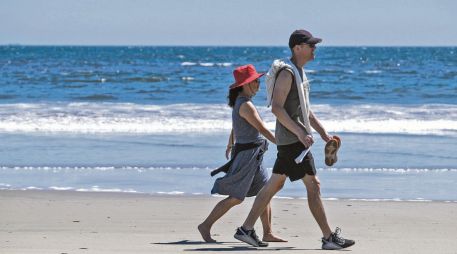 Turistas recorren una playa de Jalisco durante la temporada vacacional. ESPECIAL