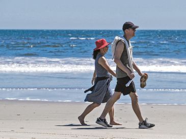 Turistas recorren una playa de Jalisco durante la temporada vacacional. ESPECIAL