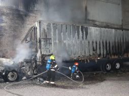 Así quedó el camión tras haber presentado una falla que incentivó el fuego dentro del mecanismo automotor. ESPECIAL / FACEBOOK Protección Civil y Bomberos Zapopan