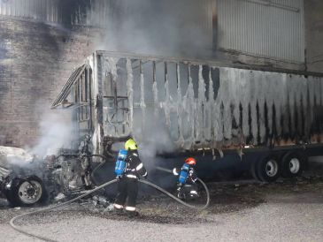 Así quedó el camión tras haber presentado una falla que incentivó el fuego dentro del mecanismo automotor. ESPECIAL / FACEBOOK Protección Civil y Bomberos Zapopan
