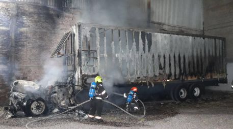 Así quedó el camión tras haber presentado una falla que incentivó el fuego dentro del mecanismo automotor. ESPECIAL / FACEBOOK Protección Civil y Bomberos Zapopan