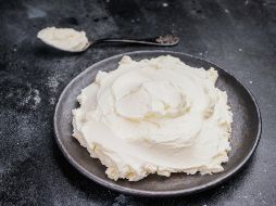 Los quesos blancos son productos frescos elaborados con leche cuajada. ESPECIAL / CANVA