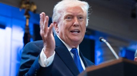 Donald Trump anunció que elevará el arancel global con efecto inmediato, tras el importante revés que la Corte Suprema le propinó ayer viernes a su agresiva política comercial. AFP / A. Schwartz