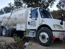 La unidad hallada en Zapopan estaba cargada a su máxima capacidad con hidrocarburo y conectada al ducto mediante mangueras. ESPECIAL/Policía de Jalisco