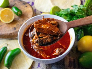 La birria sin duda alguna es uno de los platillos preferidos de la cocina mexicana. UNSPLASH / K. TODD
