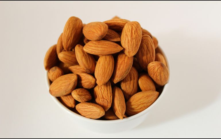 Los expertos recuerdan que cada organismo reacciona de manera diferente al comer almendras. UNSPLASH / MOCKUPO
