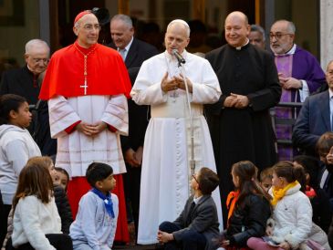 El Papa León XIV se reúne con los fieles durante su visita pastoral a la Basílica del Sagrado Corazón de Jesús en Roma, Italia, 22 de febrero de 2026. EFE/F. FRUSTACI