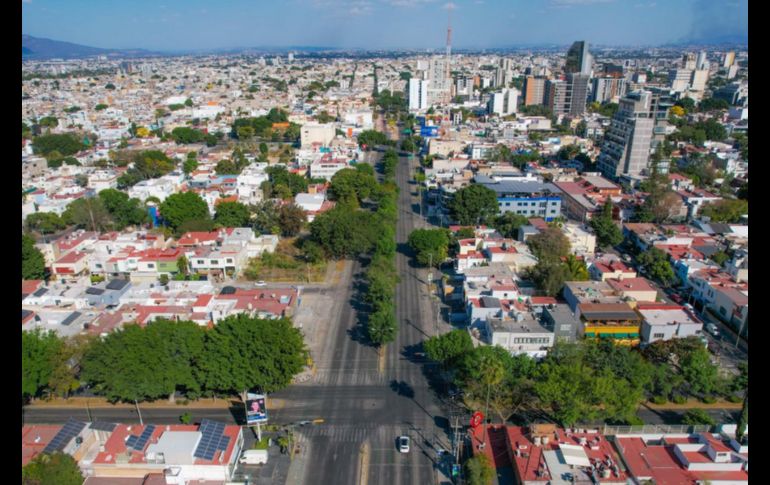 Los contados vehículos y motocicletas que circulaban por las calles de la ciudad se unían en un eco que hacía retumbar las calles, vacías. EL INFORMADOR / A. Navarro
