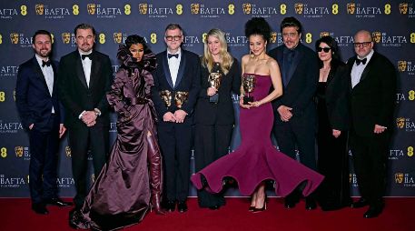 Leonardo DiCaprio, Teyana Taylor, Paul Thomas Anderson -también ganador como Mejor director-, Sara Murphy y Benicio del Toro posan con el premio a la Mejor película por “One Battle After Another”. AFP