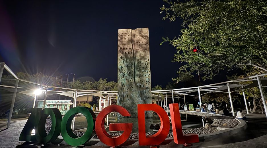 Debido al peligro reportado en las carreteras, los visitantes tomaron la decisión de pernoctar en el estacionamiento del zoológico. ESPECIAL