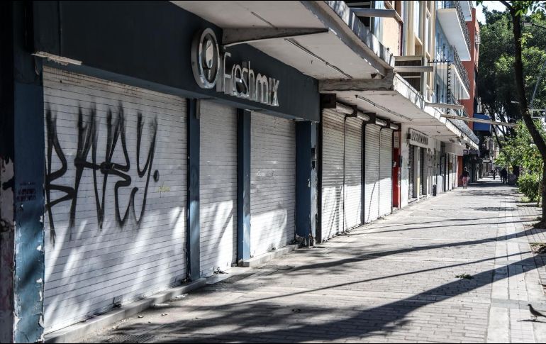 Cortinas que no se levantaron. Locales comerciales siguen cerrados este lunes en la zona del Centro Histórico, un reflejo de la cautela que prevalece. EL INFORMADOR / A. Navarro