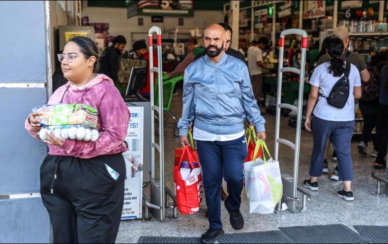 Compras entre la tensión. Las personas salen de los supermercados que sí abrieron hoy con productos básicos, ante el clima de inquietud que persiste en la capital del Estado. EL INFORMADOR / A. Navarro