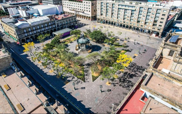 El primer cuadro, despejado. El Centro Histórico luce con pocos visitantes al mediodía de este lunes. EL INFORMADOR / A. Navarro