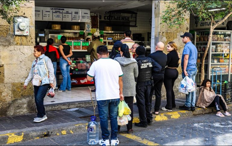 En espera, en negocios abiertos. Tapatíos, en fila para adquirir productos básicos en un local del Centro Histórico. EL INFORMADOR / A. Navarro