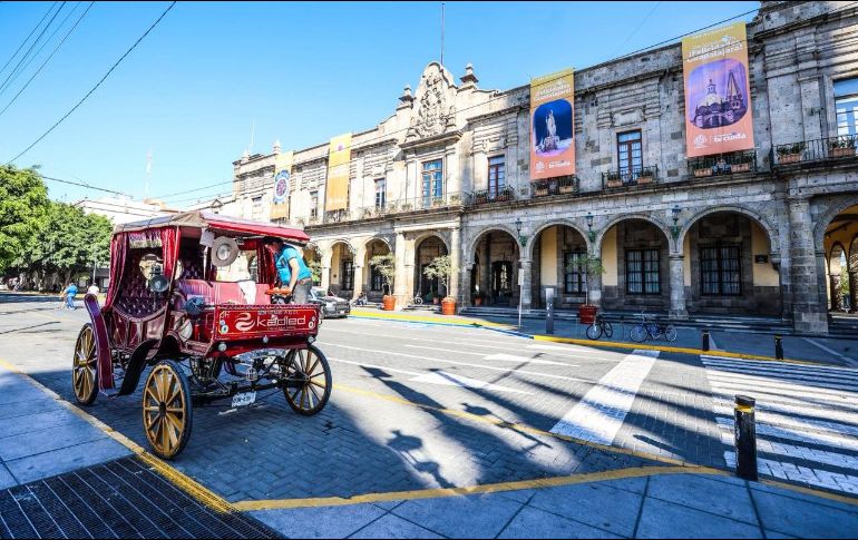 Calandrias, sin paseantes. Una calandria eléctrica permanece frente al ayuntamiento, con escasa afluencia de visitantes. EL INFORMADOR / A. Navarro