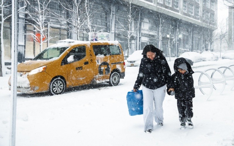 esta tormenta entraría en el quinto puesto de las nevadas más intensas desde que se tienen registros en Nueva York. EFE/O. Fedorova