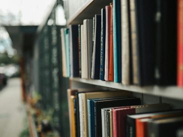 En una ciudad acostumbrada a grandes encuentros literarios, estas librerías sostienen una conversación cotidiana con la lectura. Unsplash