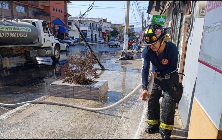 Elementos de Protección Civil y Bomberos de Puerto Vallarta realizan actividades de limpieza. ESPECIAL / FACEBOOK Protección Civil y Bomberos Puerto Vallarta