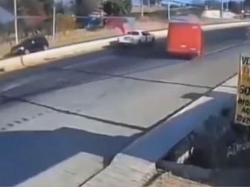 El momento quedó captado en video y muestra cómo el operador del camión actuó para evitar que la unidad fuera detenida por presuntos criminales. INSTAGRAM/@informador