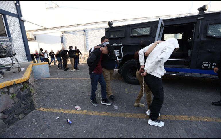 La Fiscalía de Jalisco informó que las personas implicadas en la quema de automóviles son investigados por seis delitos más. CORTESÍA.