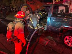 Bomberos de Puerto Vallarta retomaron los trabajos de extinción luego de que los vecinos del lugar lograran contener el incendio en su fase de crecimiento. ESPECIAL / FACEBOOK Protección Civil y Bomberos Puerto Vallarta