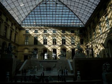 El nuevo director, dará prioridad a reforzar la seguridad y la protección de los edificios del Louvre, sus colecciones y a los visitantes y al personal. EFE/EPA/YOAN VALAT