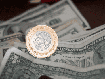 Durante la última semana, el billete verde acumula una caída del 0.22%, y en el balance anual su depreciación alcanza el 14.4%. CANVA