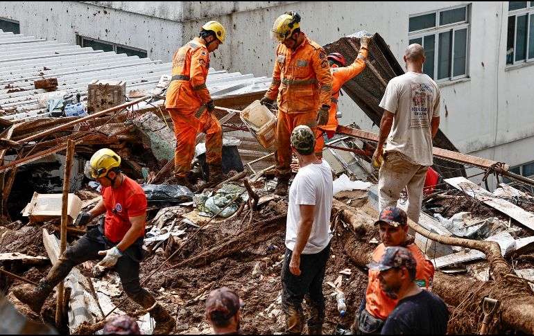 Integrantes del equipo de Bomberos y voluntarios remueven escombros durante las labores de rescate en una zona afectada por fuertes lluvias de Brasil. EFE/ A. Coelho