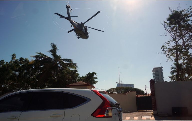 Un helicóptero de la Marina realiza un vuelo de vigilancia en Puerto Vallarta, efectivos de la Secretaria de la Marina (SEMAR) patrullan el municipio. EFE/ A. Montero