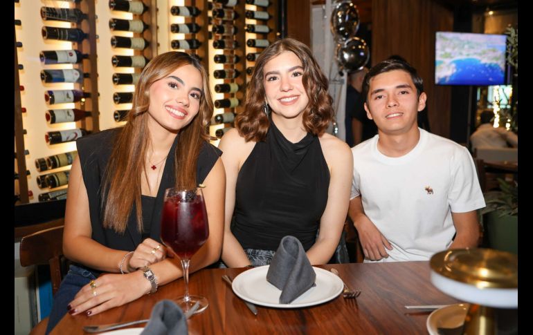 Claudia Zaragoza, Allison Cuevas y César Espinoza. GENTE BIEN JAISCO / T. Martínez