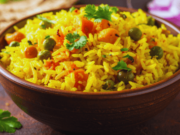 Incluir chícharos en la dieta puede mejorar la salud general y prevenir enfermedades crónicas, como la diabetes y los problemas cardiovasculares. ESPECIAL / CANVA