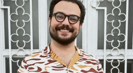 El escritor Daniel López Romo, posa con un ejemplar de su libro “Tienda de Mascotas”. CORTESÍA