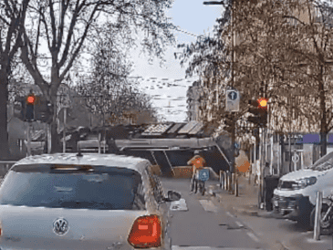 El tranvía corresponde a la línea que atraviesa el centro de Milán desde la estación central de tren hasta la de Porta Génova. ESPECIAL