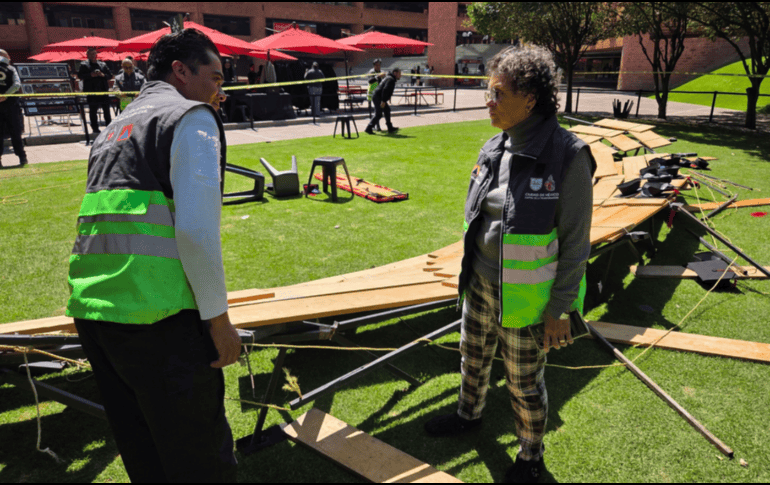 El accidente fue presenciado por los acompañantes de los alumnos, quienes corrieron a auxiliar a los afectados en el momento que ocurrió el colapso. X/SGIRPC_CDMX