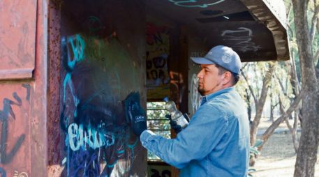 Personal especializado retira grafiti con técnicas que protegen la estructura y el valor patrimonial de la pieza. ESPECIAL