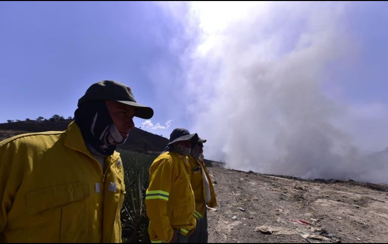 Brigadas y maquinaria pesada trabajan para contener el fuego y evitar que se extienda a la zona forestal cercana. CORTESÍA