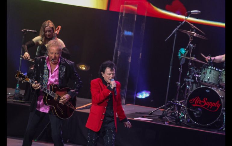 Entre aplausos, salieron al escenario el cantante australiano Russell Hitchcock y el guitarrista y compositor inglés Graham Russell.  EL INFORMADOR/A.NAVARRO