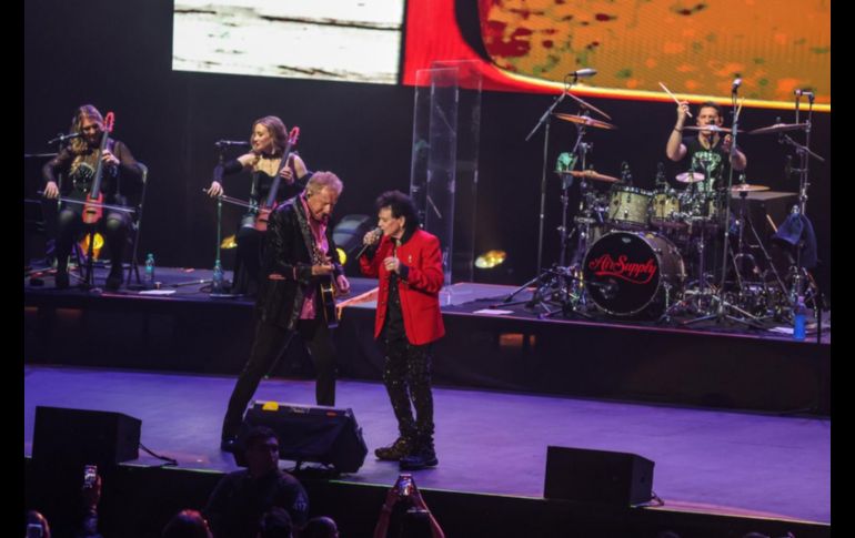 Entre aplausos, salieron al escenario el cantante australiano Russell Hitchcock y el guitarrista y compositor inglés Graham Russell.  EL INFORMADOR/A.NAVARRO