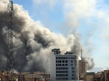 Los ataques también se dirigieron "de forma intensa" contra el edificio de la televisión estatal iraní en Teherán. EFE/A. Taherkenareh