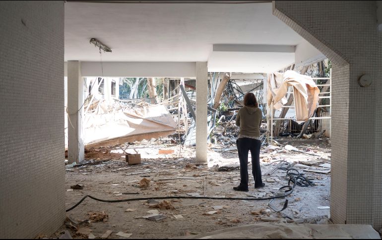 Israel ha reportado el impacto de tres misiles iraníes en su territorio. En la foto, los daños causados por una explosión en Tel Aviv. EFE/M. Gibelli