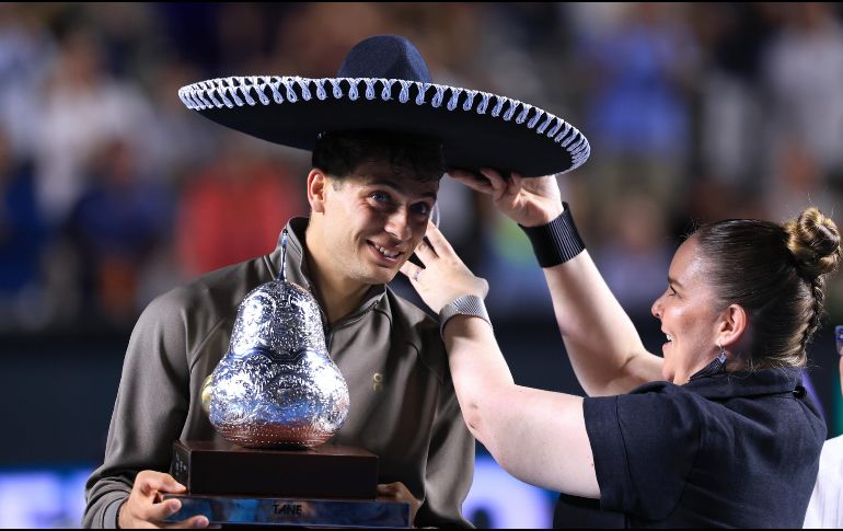 La victoria en el Abierto de Acapulco permitió que Flavio Cobolli subiera cinco posiciones en el ranking. EFE / D. Guzmán