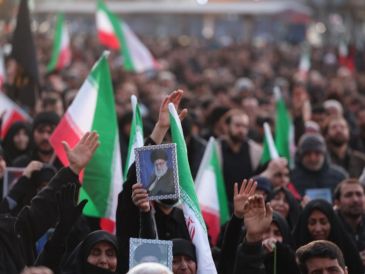 Personas se concentran en la plaza Enqelab de Teherán tras la muerte del líder supremo iraní, el ayatolá Alí Jameneí. EFE/A. Taherkenareh