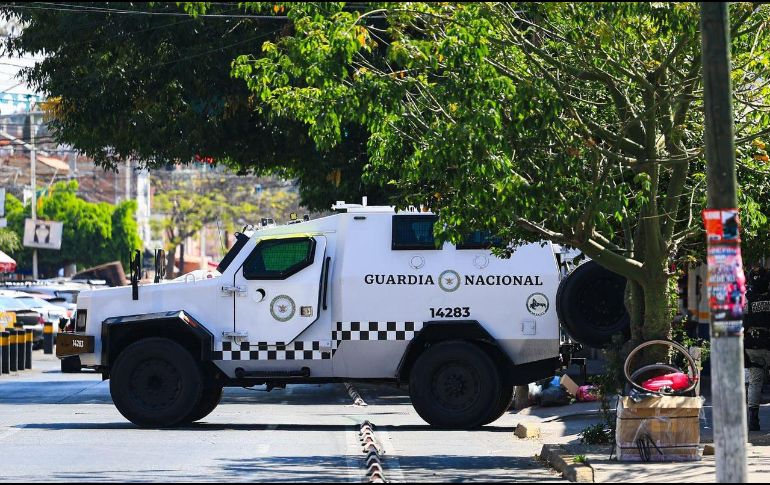 Ángel, vecino de la colonia San Andrés, prefirió hacer compras para dos días y resguardarse en casa. EL INFORMADOR / J. ACOSTA