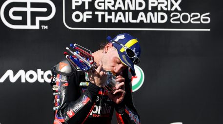 Con un gran ritmo y clara superioridad por parte de Aprilia, Marco Bezzecchi dominó sin rivales el MotoGP de Tailandia. EFE/ R. YONGRIT