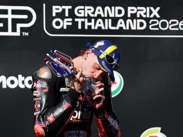 Con un gran ritmo y clara superioridad por parte de Aprilia, Marco Bezzecchi dominó sin rivales el MotoGP de Tailandia. EFE/ R. YONGRIT